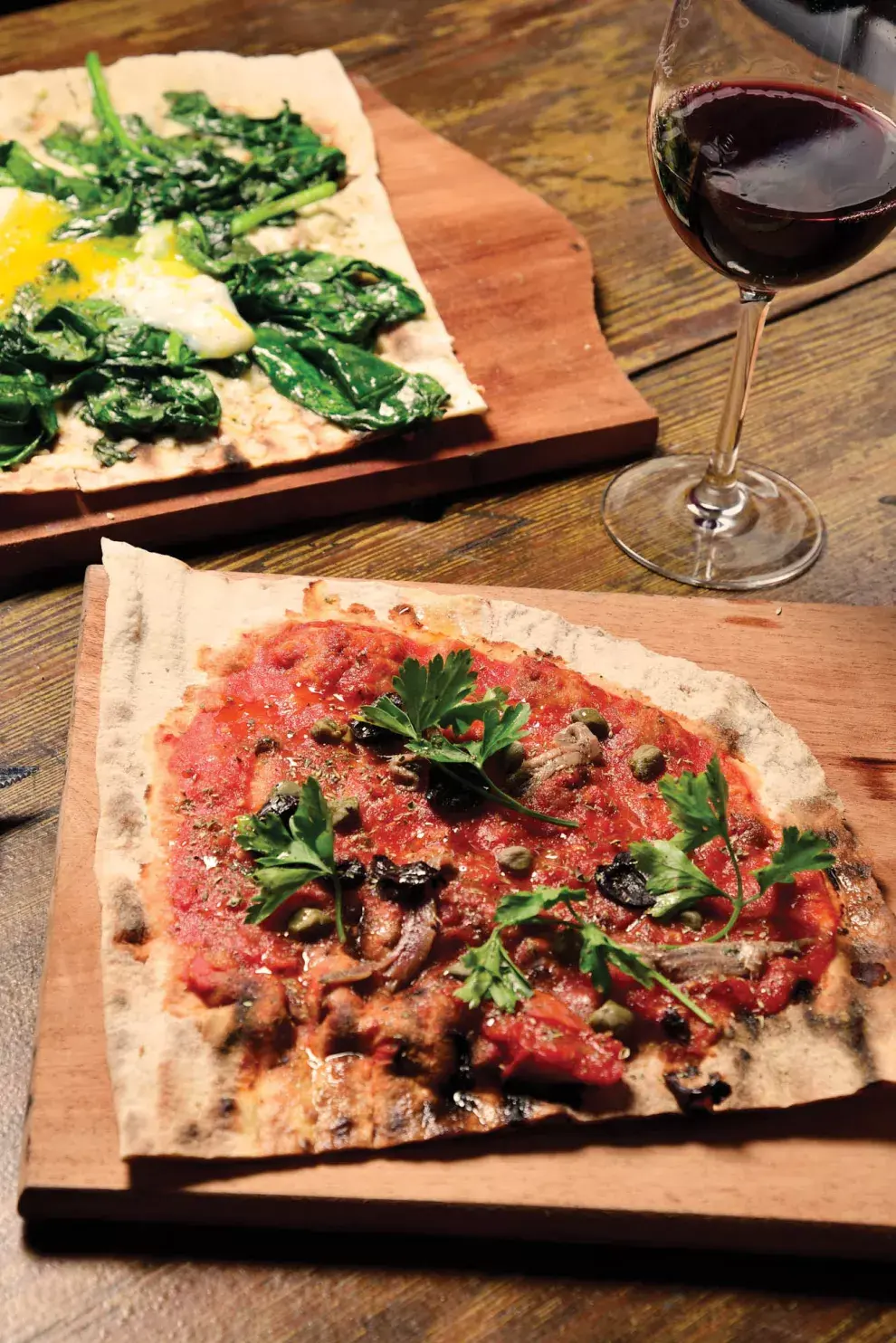 En Mil y Pico la masa, fina y ligera, se cocina en una parrilla que arde con madera de quebracho