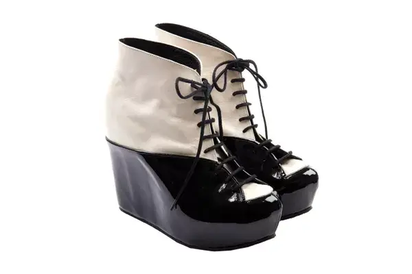 Abotinados bicolor (Paruolo, $1599).