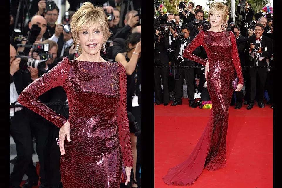 Siempre divina, Jane Fonda no se privó de mostrar que sigue teniendo una figura escultural con este vestido de Roberto Cavalli en color bordó