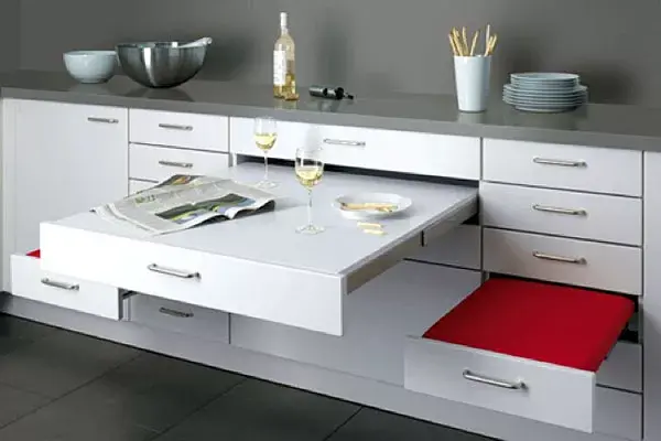 ¿No tenés ni lugar para comer? ¿Qué tal este mueble con cajones que guarda mesa y banquetas?