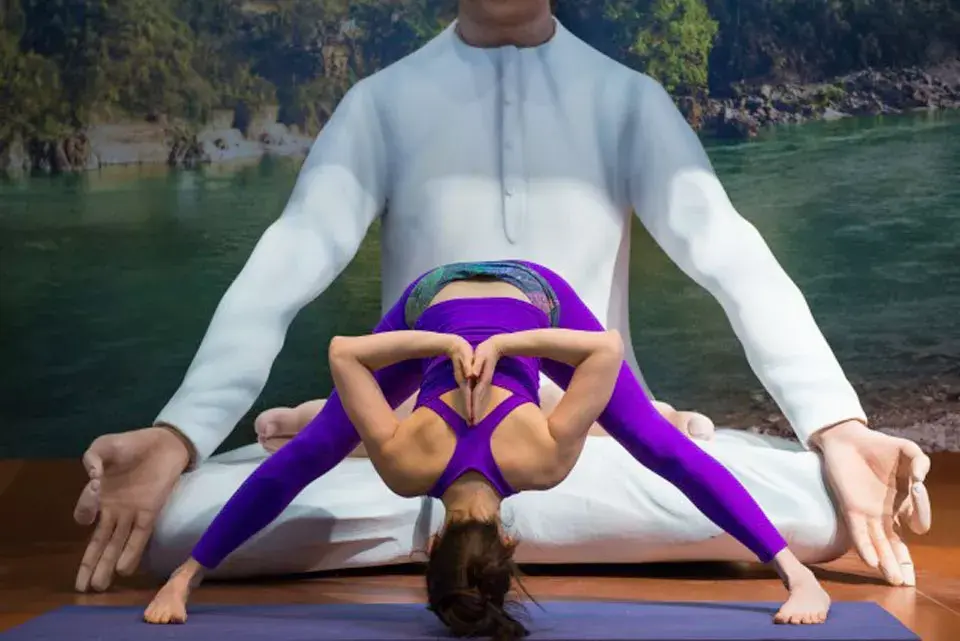 Esta es la postura que estaba haciendo cuando casi me desmayo. La profe me tironeó un poco los brazos y parece que tenía una bruta contractura cervical, sumado a los 42 de sensación térmica en enero. Resultado: vértigo