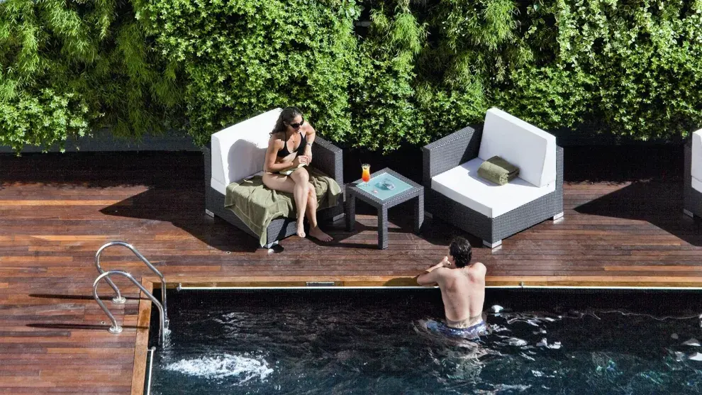 Relax junto a la pileta del Novotel, en la avenida Corrientes