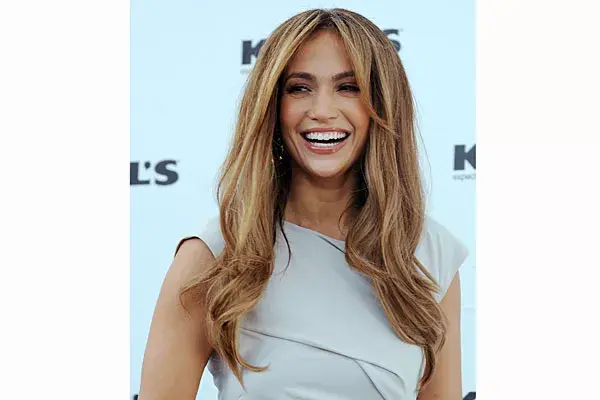 2010. Sigue usan el pelo más claro, con reflejos. Le gusta tenerlo bien largo, con ondas en las puntas