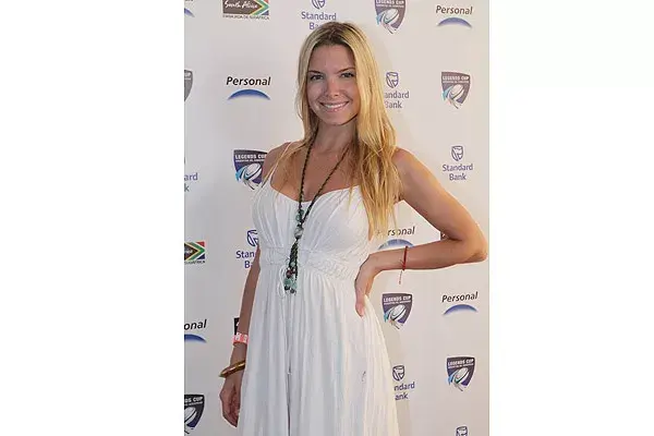 Con solero blanco de aires griegos, Sofía Zámolo estuvo en la Legends Cup en el CASI