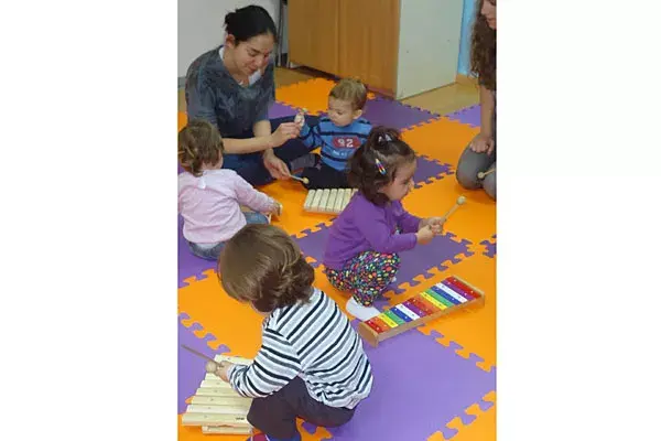 Una de las clases, donde los chicos empiezan a explorar la música