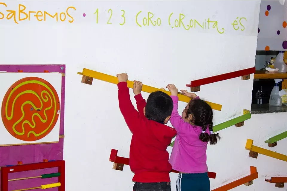 En el Bar hay juegos de mesa, juegos en las paredes, con laberintos, TA TE TI, juegos de ingenio y juegos para tocar, mover, hacer girar, pensados por su diseño y ubicacion para los mas chiquitos