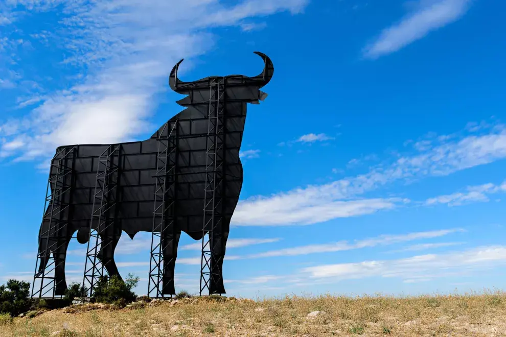 Las grandes figuras, que se pueden ver en muchos caminos de España, se instalaron para promocionar el brandy de la bodega Osborne