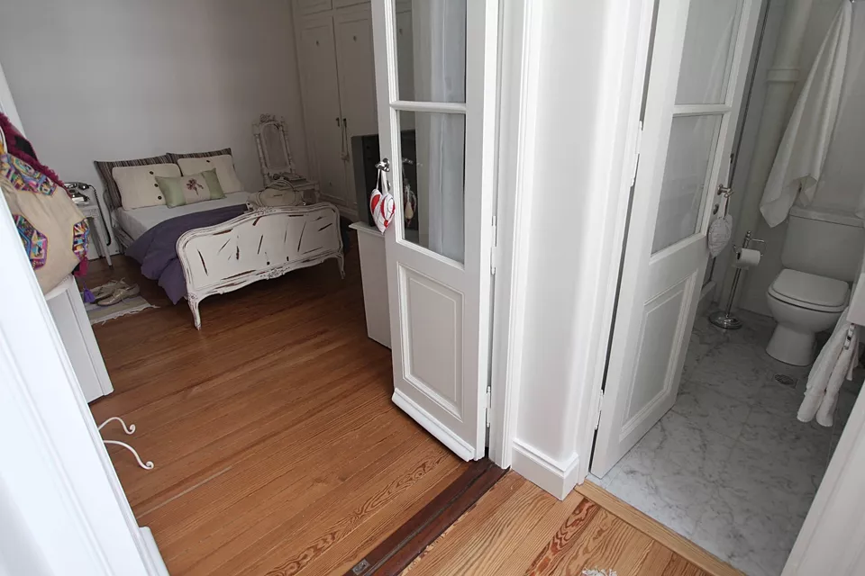 Esta imagen permite ver la conexión entre el dormitorio y el baño, que fue completamente restaurado. Entre otras reformas, se reemplazó la original puerta plegadiza de plástico por una antigua, como la de la cocina
