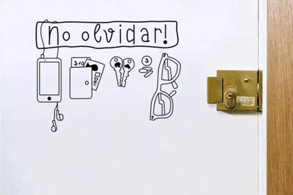 ¿Y qué te parece esta propuesta a modo de recordatorio? ¡Una buena manera de tunear tu puerta, también!