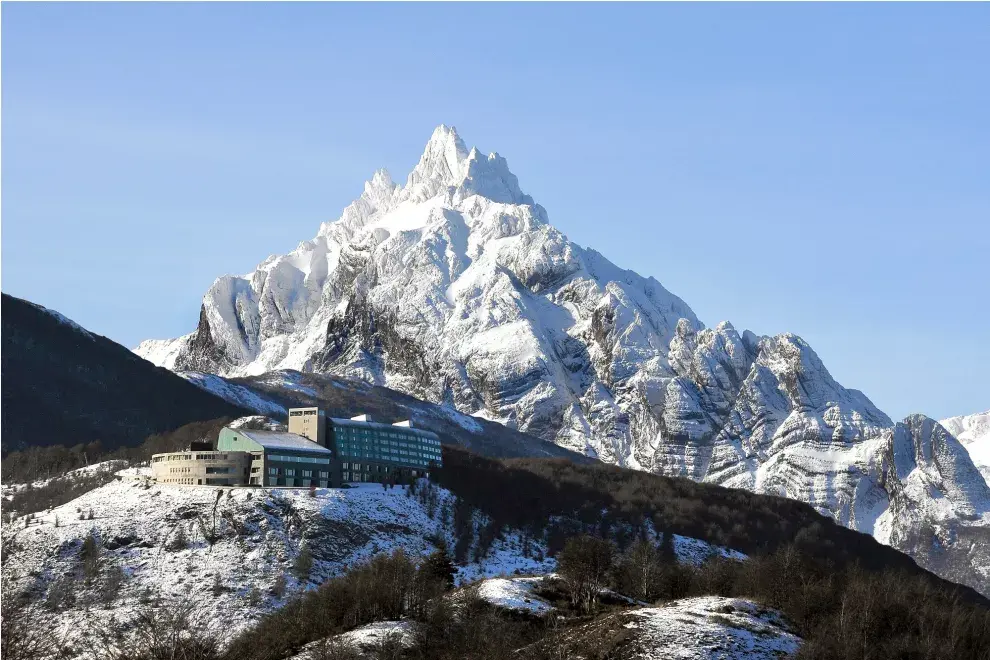 El cerro alarkén le da un marco al paisaje del hotel. Se puede hacer trekking ahí 