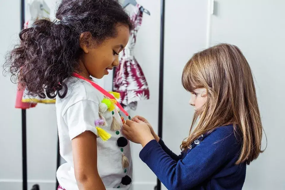 Mayhem le da los toques finales al look de una pequeña modelo