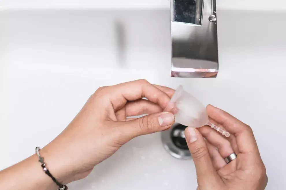 Se enjuaga con agua, y se esteriliza una vez por mes