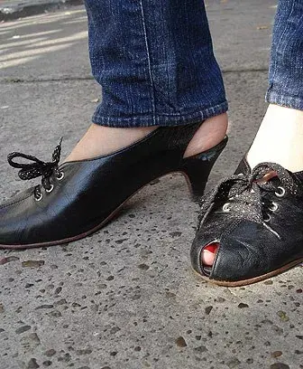 Originales botinetas de cuero con puntera y cordones. Por Flor en el Botánico.