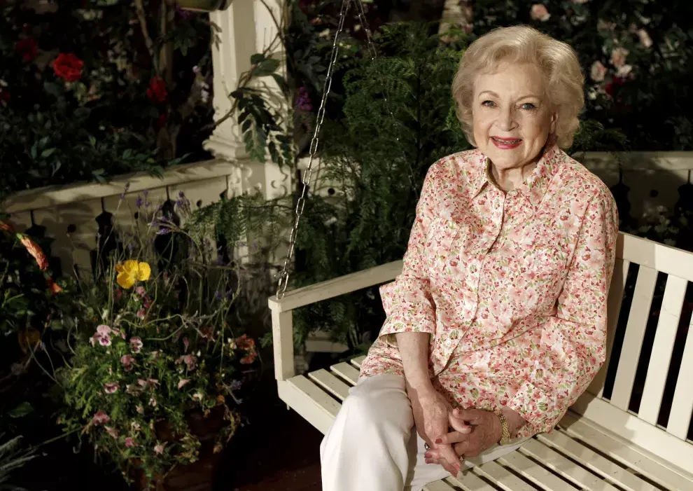 ARCHIVO - La actriz Betty White posa para una fotografía en el set del programa de televisión "Hot in Cleveland" en Los Ángeles, el miércoles 9 de junio de 2010. (AP Foto/Matt Sayles, Archivo)