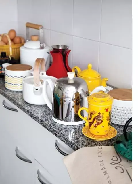 Las teteras compiten en onda. Usan las de modelo Nordick con las tazas de punto (Inside, $605), la Salam de metal y porcelana de Guy Degrenne, la de losa con mango de madera ($540, Tea Connection) y la de vidrio con funda de neoprene.