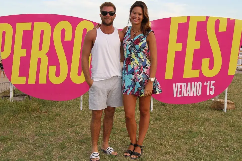 Nico Riera y Manuela Viale también estuvieron en el festival. El, con un look en tonos claros, bien relajado. Ella, con un vestidito estampado divino