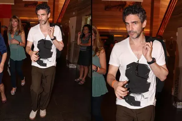 Leo Sbaraglia tampoco quiso perderse la Semana del cine Europeo. Allí estuvo con un look muy casual de pantalones marrones, remera escote en v y zapatillas