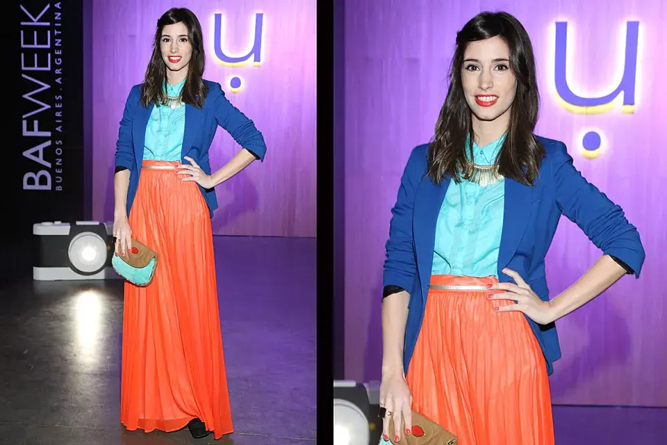 Technicolor: Agustina Córdova estuvo en el desfile de UMA a pleno color. Eligió una maxi falda plisada en naranja, camisa turquesa (cerrada hasta el último botón, como marca la tendencia) y blazer azul