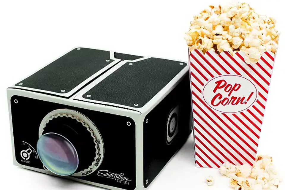 ¡Un proyector para smartphones! Como es de cartón es super cómodo para trasladarlo a donde sea