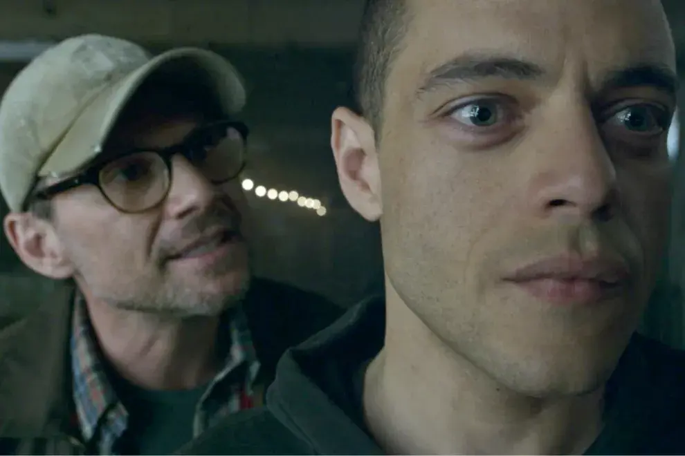 Christian Slater y Rami Malek en Mr. Robot, la serie de Sam Esmail que supo conmover al público a su estreno en 2015