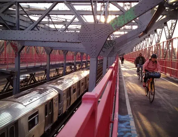 El tren pasa por al lado de los ciclistas