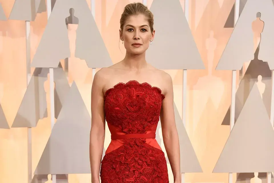 Recogido bien prolijo con algo de volumen para Rosamund Pike; ¿Te gusta su peinado?