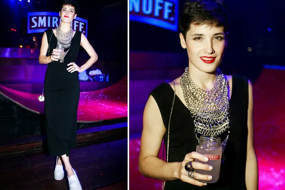 Flor Torrente fue a la fiesta de Smirnoff con un vestido negro de falda midi, plataformas blancas y un maxicollar que no pasó desapercibido. ¡Capaz con otros zapatos, Flor!