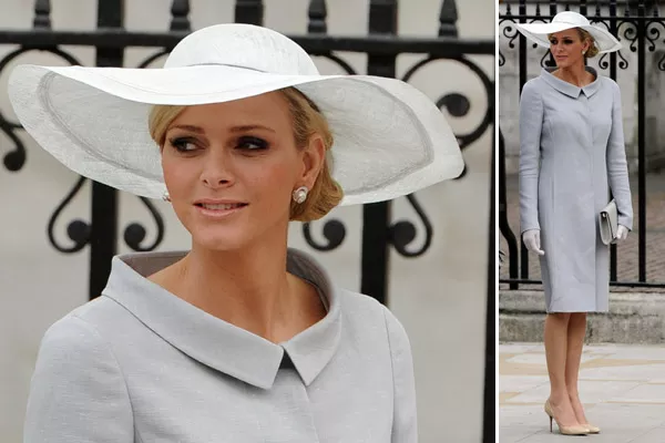 Charlene Wittstock, novia del príncipe Alberto de Mónaco, optó por un vestido de líneas netas y cuello babero en gris pálido