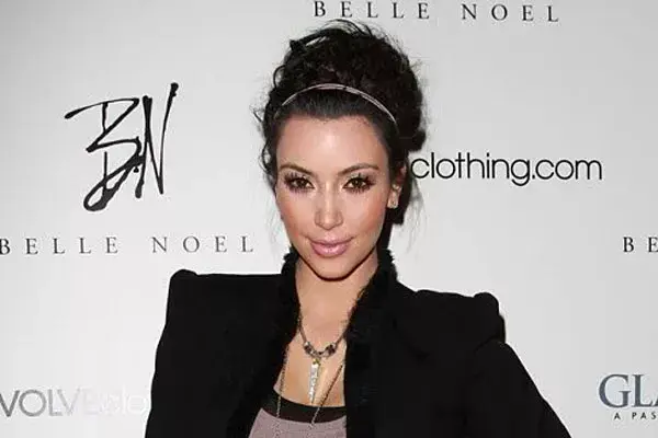 Bien morocha, con un peinado recogido