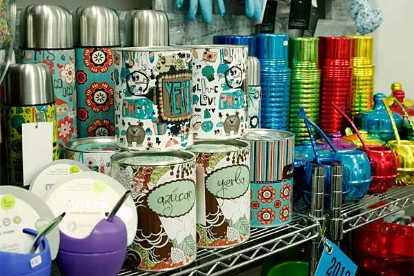 Termos, mates y latas bien coloridas
