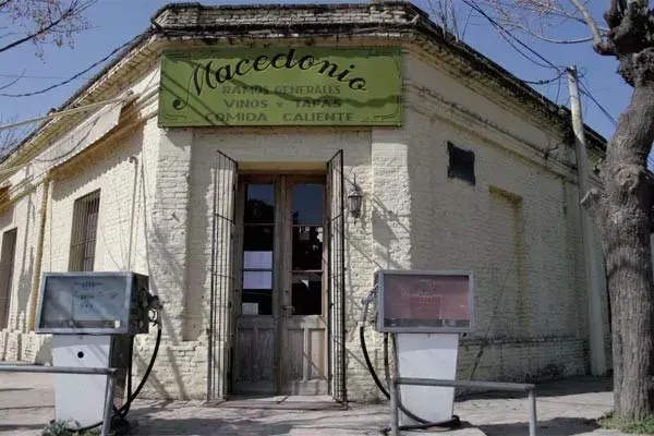Asados con leña y ritmo de siesta en Macedonio, Uribelarrea
