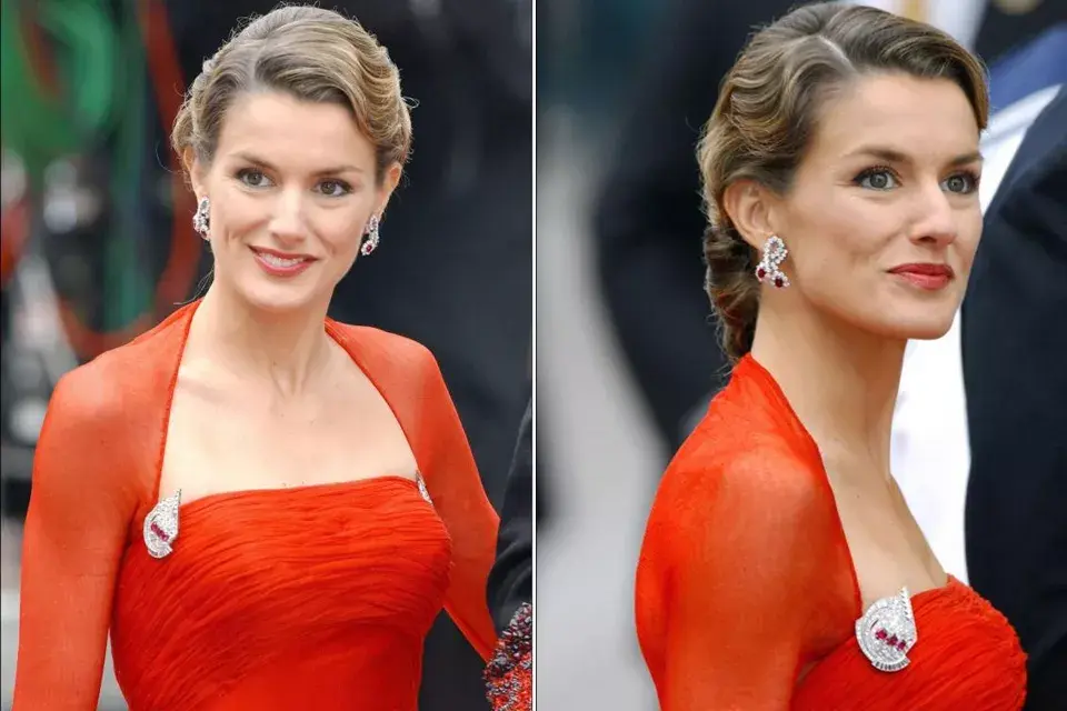 Los accesorios, otro de sus must a la hora de completar un look: grandes sobres, tocados imponentes y tiaras son el complemento ideal de Letizia