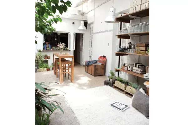 Mucha madera, texturas nobles, plate de ocres y blanco, simplificidad en los pequeños detalles.