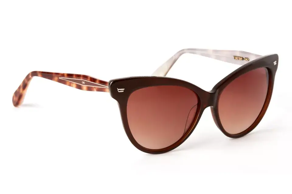 Lentes de marco marrón con patillas en animal print, perfectos para un look de día (Infinit, $1590)