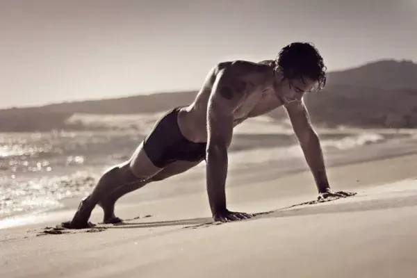 Está bárbaro mirar cómo sale a correr descalzo por las mañanas, con qué naturalidad arma la red de vóley y cómo, bajo la luz dorada del atardecer, patea con gracia insuperable la pelota