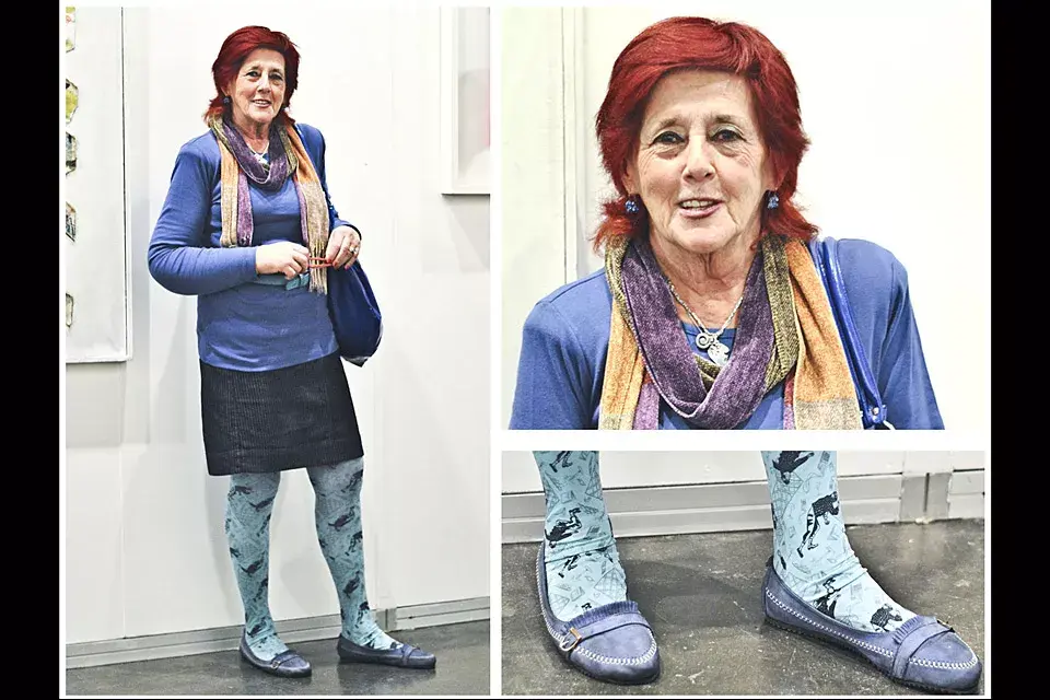 El rojo del pelo convive muy bien con pollera, zapato, sweater y medias en diferentes tonos de azul