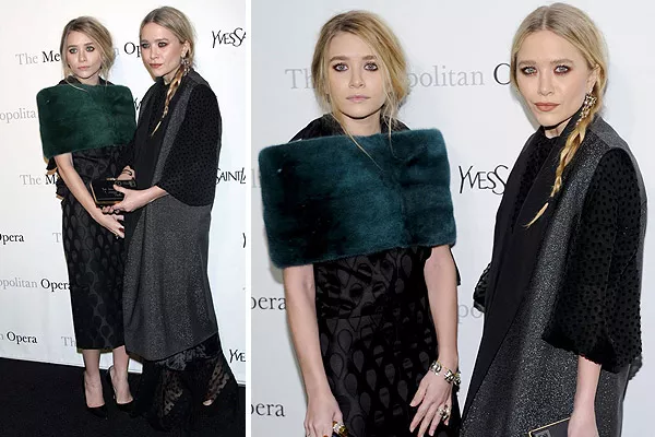 Mary-Kate y Ashley Olsen, ambas con un look muy invernal, con vestidos oscuros, de telas pesadas, combinados con abrigos