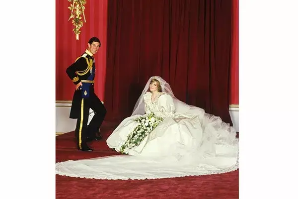 Envuelta en un vestido de seda muy pomposo y con unas 10.000 perlitas, Lady Di se caso en 1981 con el príncipe Carlos