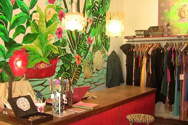 El local está ambientado con mucho color y objetos retro