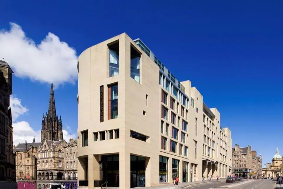 En pleno centro de Edimburgo, el G y V Royal Mile Hotel se encuentra a unos pasos de Gladstone´s Land, Catedral de St. Giles y otras atracciones de la ciudad