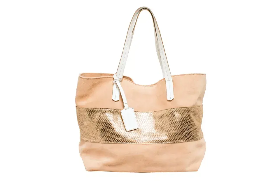 Cartera de gamuza (Prüne, $1490)