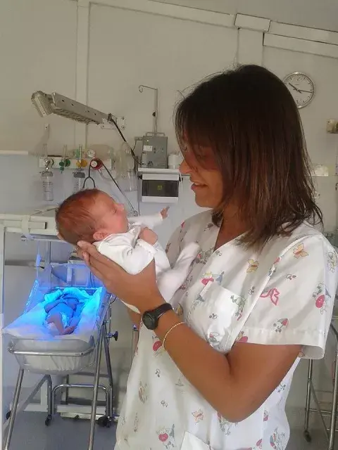 Acá está con la neonatóloga, el día que le dio el alta
