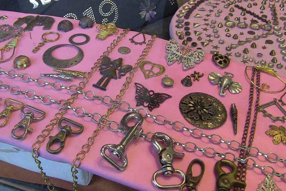 Cadenas, ganchos y tachas, algunos de los accesorios que se ven en la vidriera
