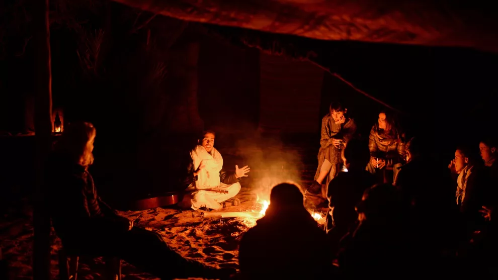Campamento, fogata e historias, en la noche del desierto