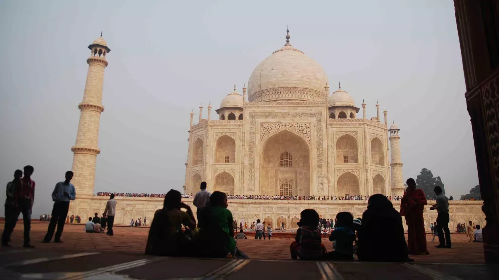 Casi cuatro4 millones de turistas visitan anualmente el mausoleo del Taj Mahal, el lugar más visitado de la India