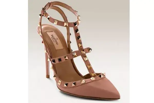 Este modelo de Valentino, con tachas y pulsera, se volvió muy popular entre las celebrities