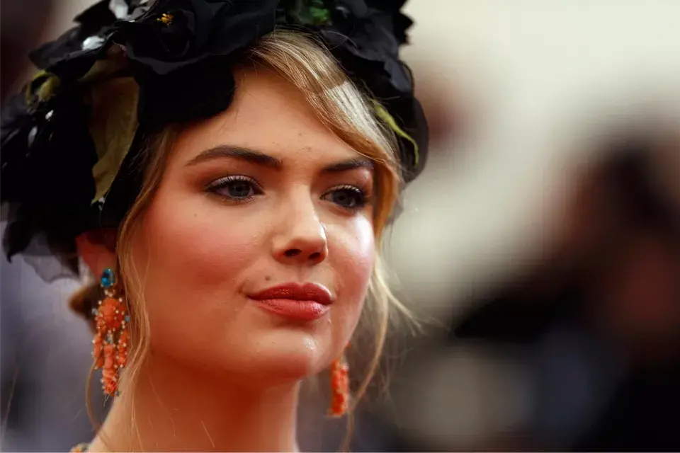 Kate Upton se jugó por un tocado de flores negras y unos aros divinos en tonos coral