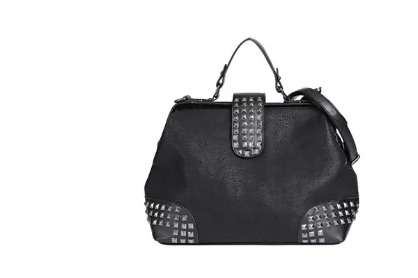 Una maxi cartera con tachas oscuras, para las que no les gusta llamar la atención. Cuesta $598