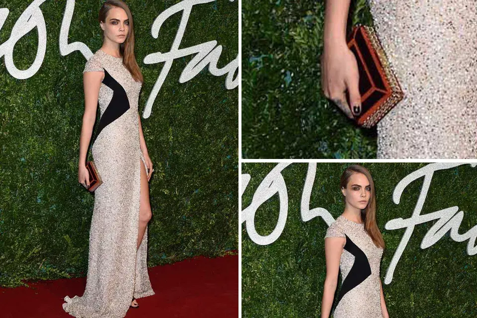Cara Delevingne, ganadora del premio Mejor Modelo del Año, eligió un vestido de paillettes de color nude de Burberry Prorsum con bandas negras en la cintura.
¡Divino su clutch!