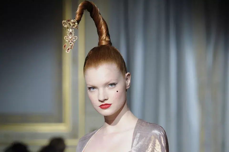 Una torzada muy exótica en la presentación de la colección de alta costura de invierno 2012/13 de Alexis Mabille